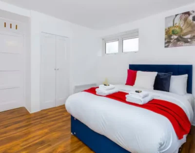 Expansive 3BR Flat, Spacious 3-Bedroom Apartment in South East London  Ideal for Families, Groups & Long Stays  Sleeps up to 6 • 2 bathrooms • Free parking • Lift access Secure building • High-speed Wi-Fi • Home-away-from-home comfort  💷 Book Direct & Save £70–£100 per Night or Save up to £700 on a 7-night stay  🔘 Check Availability 🔘 Book Direct & Save  Instant booking • Secure checkout • No platform fees